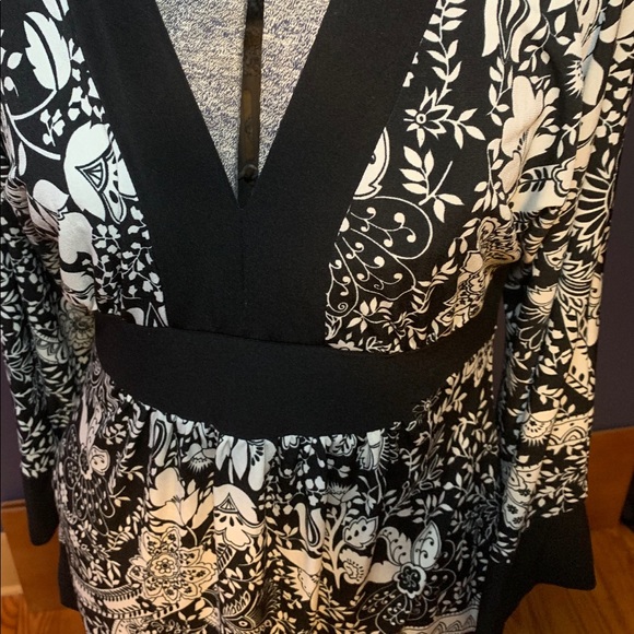 Bell sleeve black and white V-neck top - Picture 2 of 5